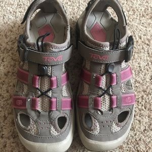 Women’s size 8 Teva Water Omunium